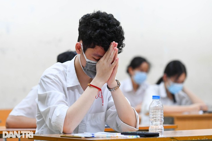 Điểm nhấn kỳ thi lớp 10 Hà Nội: Sĩ tử đội mưa và những cái ôm xúc động - 15 Điểm nhấn kỳ thi lớp 10 Hà Nội: Sĩ tử đội mưa và những cái ôm xúc động - 15