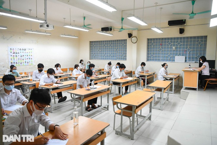 Điểm nhấn kỳ thi lớp 10 Hà Nội: Sĩ tử đội mưa và những cái ôm xúc động - 13 Điểm nhấn kỳ thi lớp 10 Hà Nội: Sĩ tử đội mưa và những cái ôm xúc động - 13