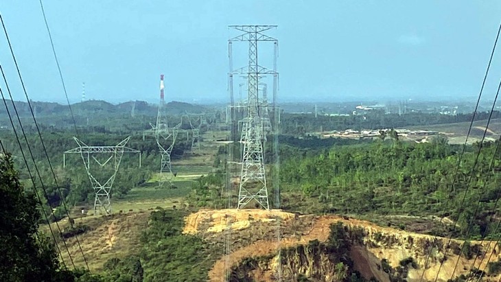 Hệ thống lưới truyền tải không đáp ứng được nên nguồn năng lượng tái tạo phải tiết giảm công suất.
Ảnh minh họa: KT