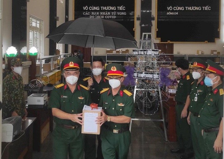 tro-cot-nan-nhan-covid-19-o-mien-trung-duoc-bo-tu-lenh-tphcm-ban-giao-cho-doan-cong-tac-thuoc-quan-khu-5..jpg