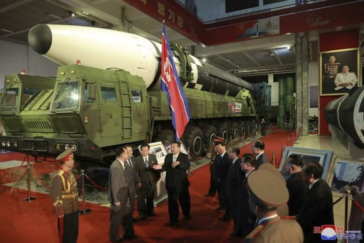 Triều Tiên gây ngạc nhiên với dàn vũ khí hiện đại trưng bày tại triển lãm quân sự ảnh 1