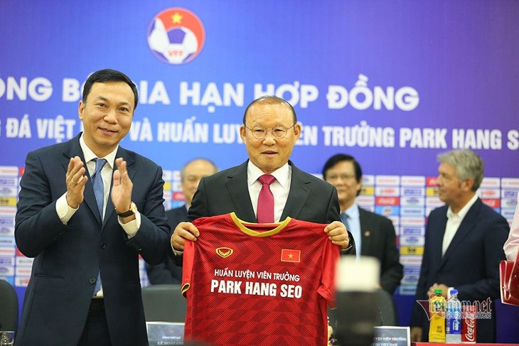 hlv-park-hang-seo-kich-hoat-gia-han-hop-dong.jpg