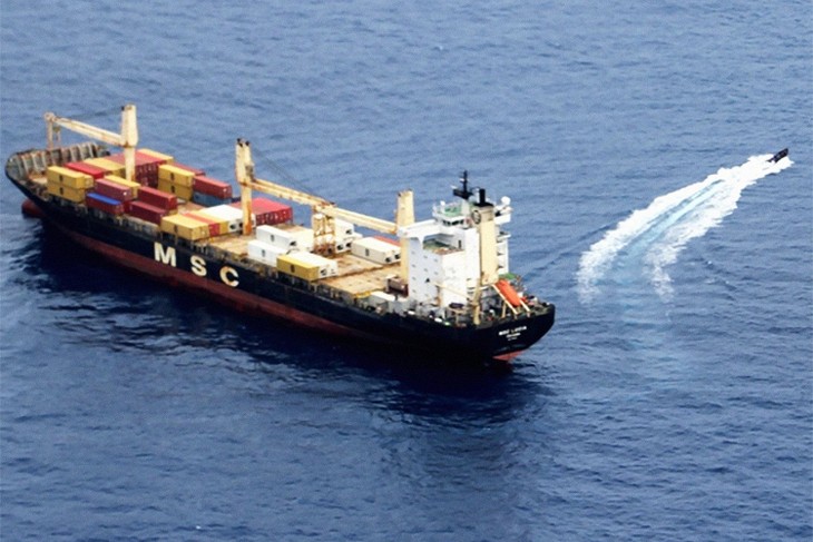 Chiến hạm Nga ngăn chặn một vụ tấn công tàu container của cướp biển trong vinh Guinea ảnh 2