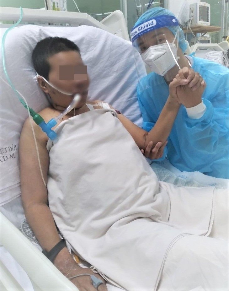 Thai phụ đang được tích cực điều trị nâng đỡ, tập vật lý trị liệu, đảm bảo dinh dưỡng cho bà mẹ và thai nhi tại Bệnh viện Bệnh Nhiệt đới TPHCM benh-nhan-cai-may-tho.jpg