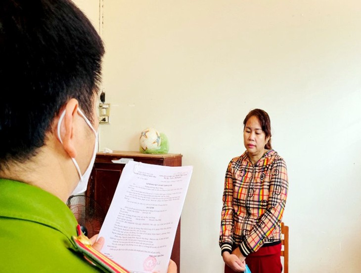 Cơ quan điều tra đọc lệnh bắt bà Vàng. ảnh 1 co-quan-dieu-tra-doc-lenh-bat-ba-vang.jpg