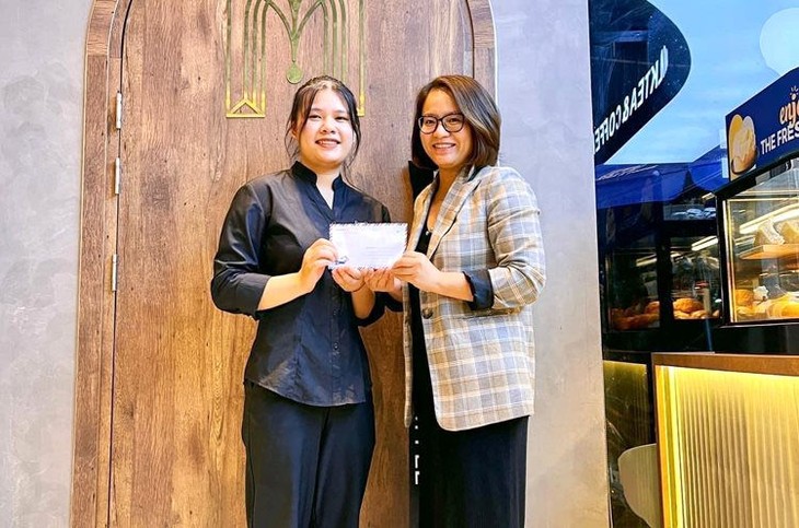 Nữ sinh viên trả lại 30.000 USD nhặt được trong lúc đi làm thêm ảnh 1 tra-lai-30.000-usd.jpg