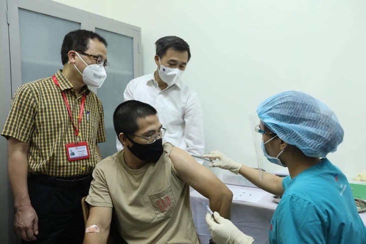 Những mũi tiêm thử nghiệm văcxin ngừa Covid-19 do Việt Nam sản xuất trên những tình nguyện viên đầu tiên. Ảnh tư liệu tiem.jpg