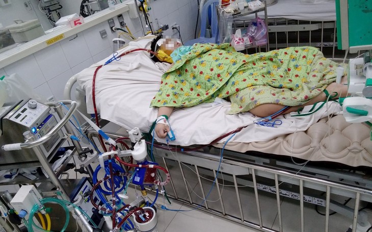 Cơn bão cytokin xuất hiện càng làm bé nặng hơn, không đáp ứng với lọc máu và thuốc đặc hiệu. Bệnh nhi được đặt ECMO. be-mq1(1).jpg