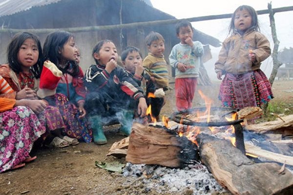 Trẻ em vùng cao ngồi bên bếp lửa chống rét. Ảnh minh họa. ảnh 1 mien-bac-don-ret.jpg