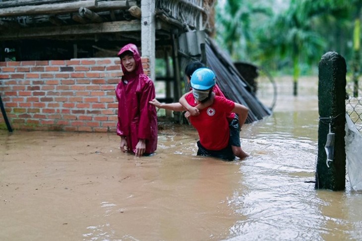 Thành viên hội Chữ thập đỏ cõng em nhỏ ở huyện Hoài Ân ra khỏi vùng ngập. ảnh 3 thanh-vien-hoi-chu-thap-do-cong-em-nho-o-huyen-hoai-an-ra-khoi-vung-ngap.jpg