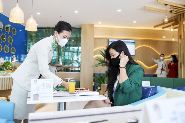 Tại hệ thống phòng chờ Thương gia của Bamboo Airways trên toàn quốc, hành khách sẽ có được trải nghiệm thực đơn phong phú trong không gian đầy đủ tiện ích. ảnh 2 a2-5-.jpg