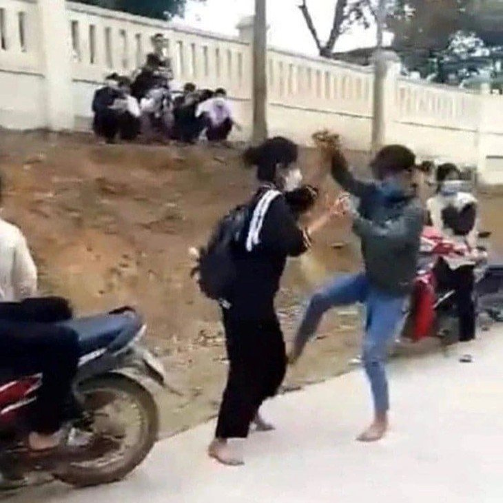 Hai nữ sinh đánh nhau nhưng không ai can ngăn. nu-sinh-danh-nhau.jpg
