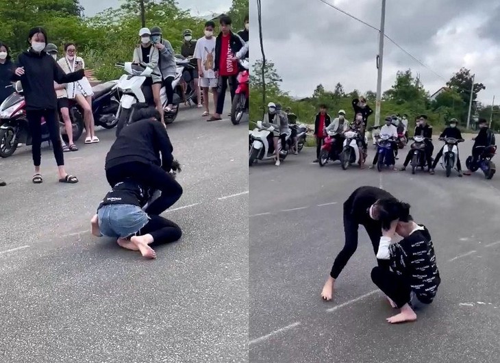 Hai nữ sinh tùm tóc, giật áo nhau. Hình ảnh cắt từ clip. nu-sinh-danh-nhau.jpg