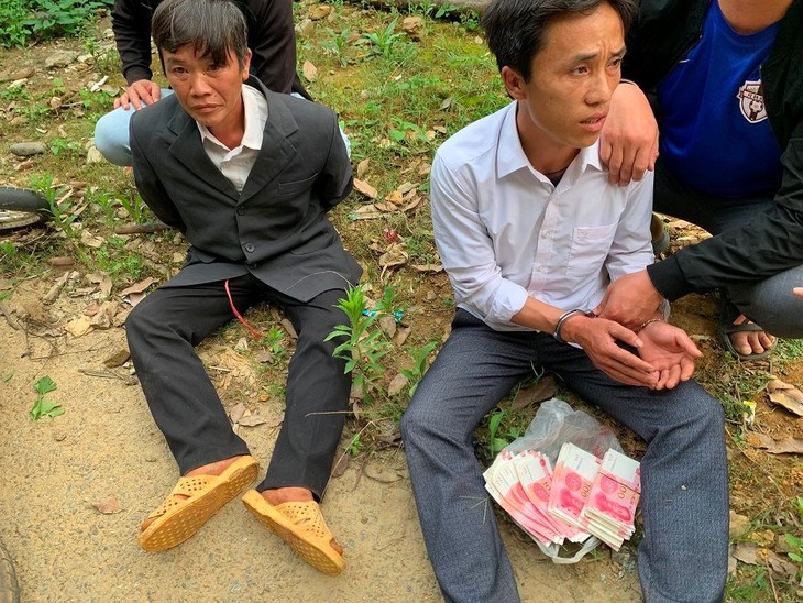 Hai đối tượng bị bắt cùng tang vật. tien-gia.jpg