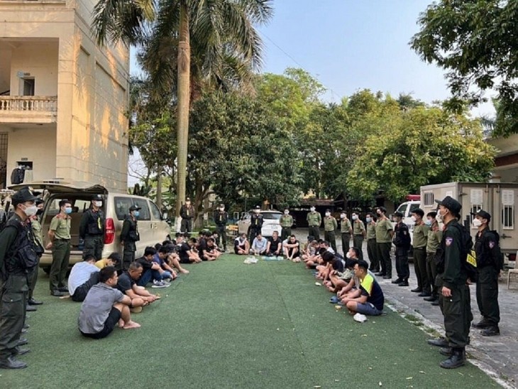 Nhóm đối tượng đánh bạc bị lực lượng chức năng bắt giữ. choi-ga(1).jpg