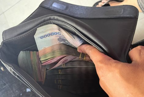 Chiếc túi đựng gần 1 tỷ đồng khách bỏ quên ảnh 2 tra-tui-1.png