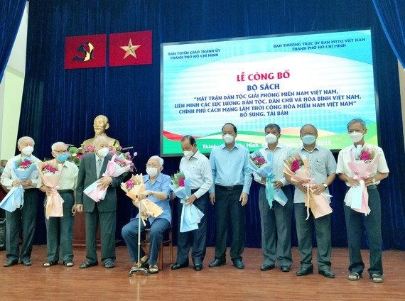 pho-bi-thu-thanh-uy-tphcm-nguyen-ho-hai-tang-hoa-cam-on-cac-thanh-vien-ban-bien-tap.jpg