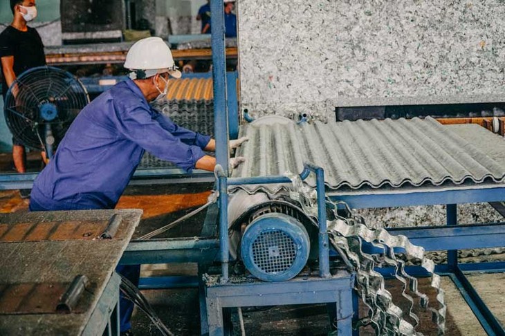 Hiện trung bình cứ 8.000 hộp sữa giấy đã qua sử dụng, tái chế được 1 tấm lợp. Ảnh: Tetra Pak Hiện trung bình cứ 8.000 hộp sữa giấy đã qua sử dụng, tái chế được 1 tấm lợp. Ảnh: Tetra Pak