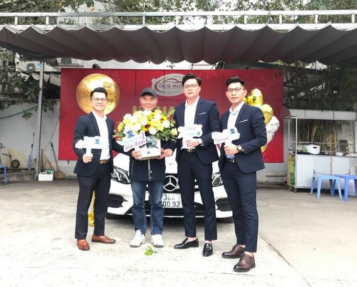 Các bị can ăn mặc lịch sự, tạo vỏ bọc như một doanh nhân thành đạt để thu hút người dân đầu tư tiền ảo. nhom-dt.jpg