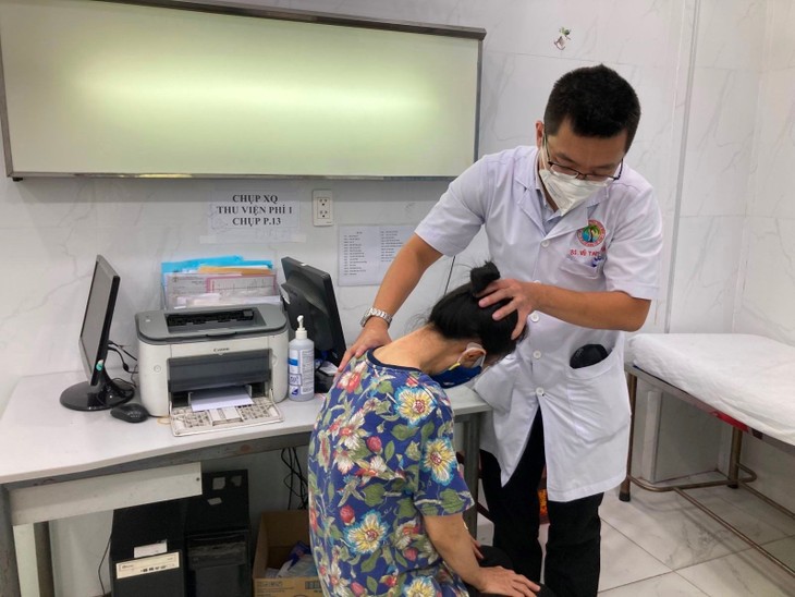 Theo ghi nhận tại phòng khám Cột sống B, Bệnh viện Chấn thương - Chỉnh hình TPHCM, hơn 50% đến 2/3 bệnh nhân đến khám vì các tổn thương do thoái hóa, ít người để ý. xuong-khop-1.jpg