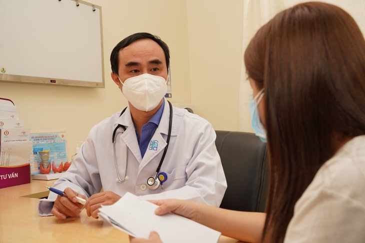 Một ca tư vấn điều trị béo phì tại BV ĐHYD TPHCM. ths-bs.-tran-viet-thang-tu-van-cho-nguoi-benh.jpg