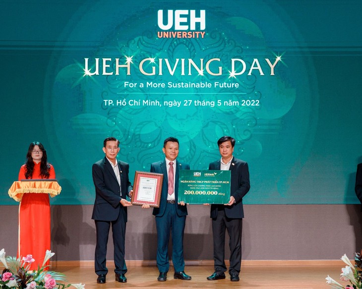 HDBank tặng học bổng cho sinh viên Đại học Kinh tế TPHCM vì tương lai phát triển bền vững ảnh 1