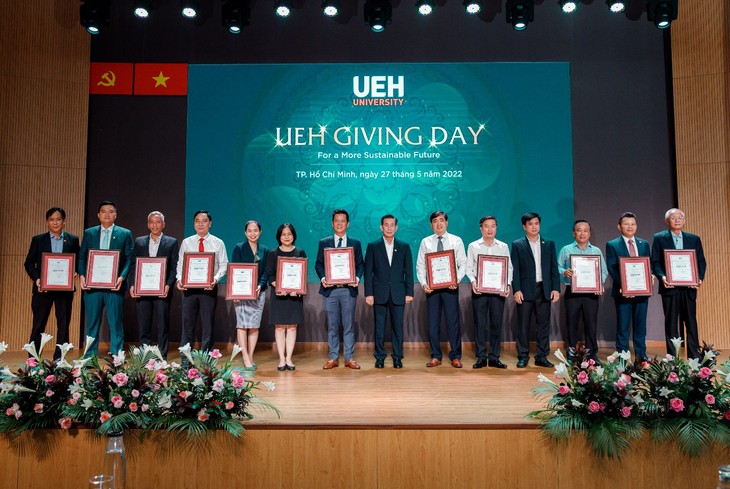HDBank tặng học bổng cho sinh viên Đại học Kinh tế TPHCM vì tương lai phát triển bền vững ảnh 2