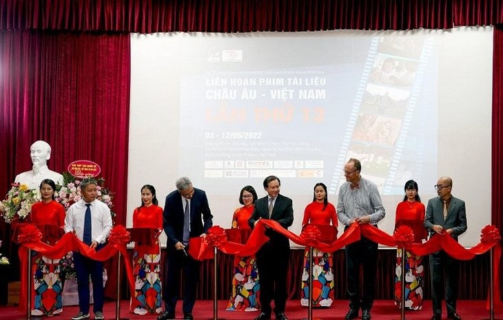 Lễ cắt băng khai mạc. phim-2.jpg