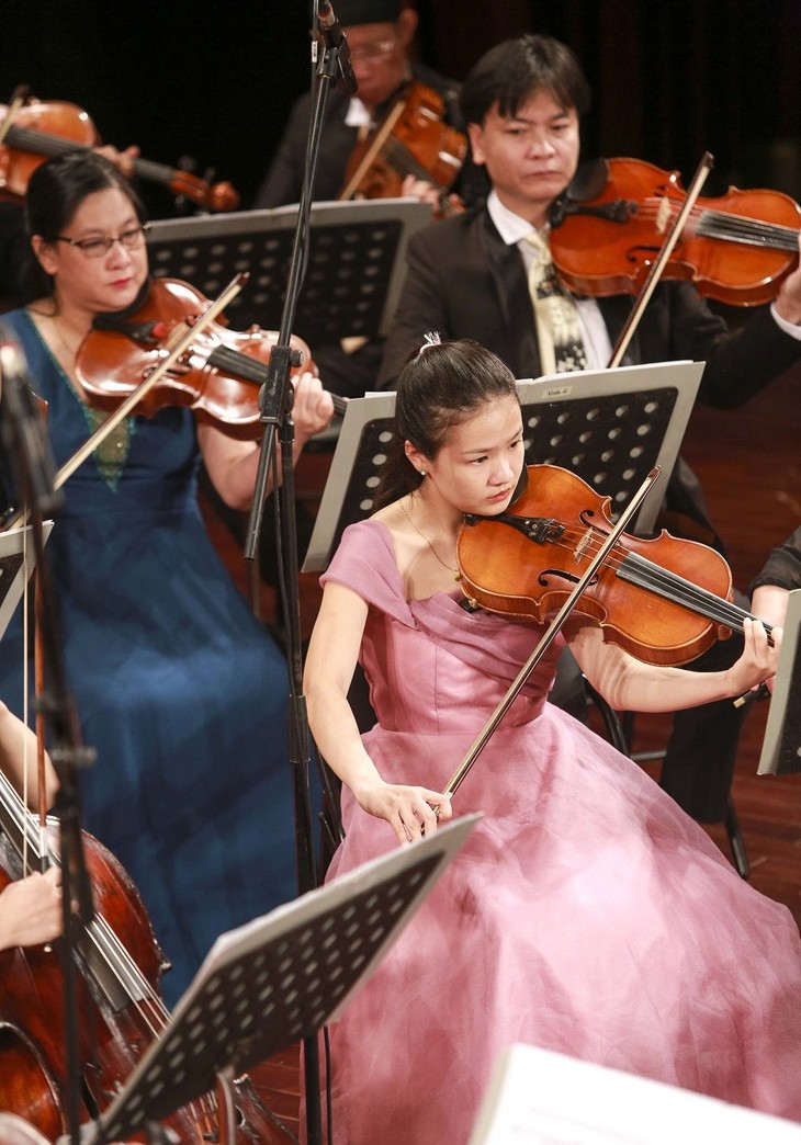 Đây là lần đầu tiên tại Việt Nam có một chương trình tuyển chọn nghệ sĩ piano công khai dành cho tất cả các bạn trẻ yêu dương cầm không phân biệt chuyên nghiệp và không chuyên đến từ khắp nơi tại Việt Nam. ảnh 5 hoa-nhac-11.jpg