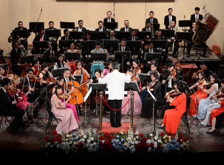 Đêm hòa nhạc giáo dục “Classical Wonderland” tại Nhà hát lớn Hà Nội. ảnh 1 hoa-nhac-5.jpg