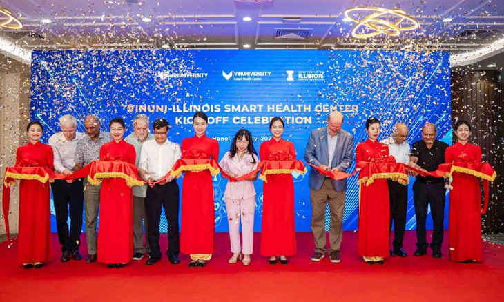 Các đại biểu từ VinUni và UIUC vui mừng cắt băng khai trương Trung tâm Nghiên cứu Sức khỏe Thông minh VinUni-Illinois. a2.jpg