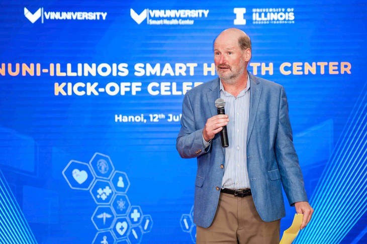 GS Philippe H Geubelle, Phó Viện Trưởng, Trường Kỹ thuật Grainger, UIUC phát biểu tại buổi lễ khai trương Trung tâm Nghiên cứu Sức khỏe Thông minh VinUni-Illinois. a4.jpg