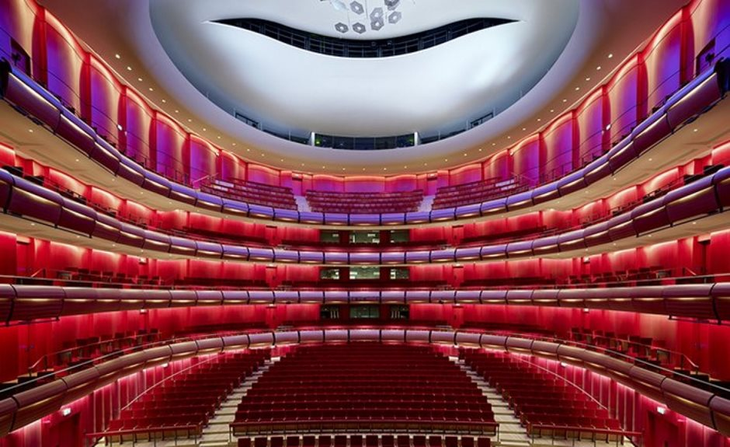 Nhà hát Opera Hà Nội sẽ có nội thất tương tự như Nhà hát Stavros Niarchos của kiến trúc sư Renzo Piano (Nguồn ảnh kommon). Nhà hát Opera Hà Nội sẽ có nội thất tương tự như Nhà hát Stavros Niarchos của kiến trúc sư Renzo Piano (Nguồn ảnh kommon).