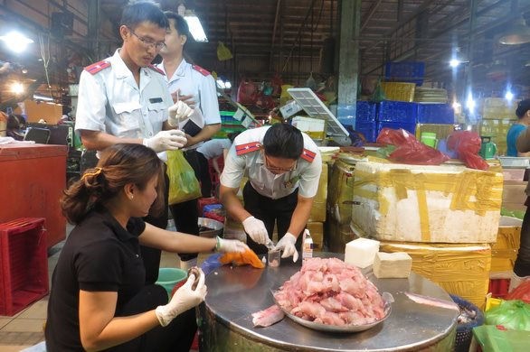 Gần 50% mẫu rau quả và hơn 40% mẫu hải sản có dư lượng hoá chất, kim loại nặng. lay-mau-kiem-tra.jpg