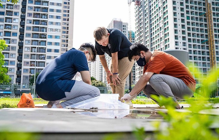 Sinh viên VinUni tham gia dự án nghiên cứu về Giám sát dịch tễ nước thải ở Việt Nam của Trung tâm Nghiên cứu Sức khỏe thông minh VinUni-Illinois. ảnh 2 vinuni-1.jpg