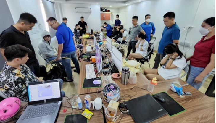 Lực lượng công an bắt giữ các đối tượng có liên quan cùng tang vật vụ án. ảnh 1 bat-giu.png