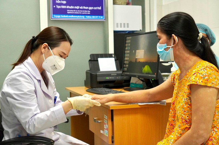 TS.BS Nguyễn Thị Hồng Chuyên, giảng viên Bộ môn Da liễu - Đại học Y Dược TPHCM, Trưởng Đơn vị Da liễu - Thẩm mỹ Da, Bệnh viện Nguyễn Tri Phương (TPHCM) khám và tư vấn các vấn đề về da cho bệnh nhân. ảnh 1 bs-hong-chuyen.jpg