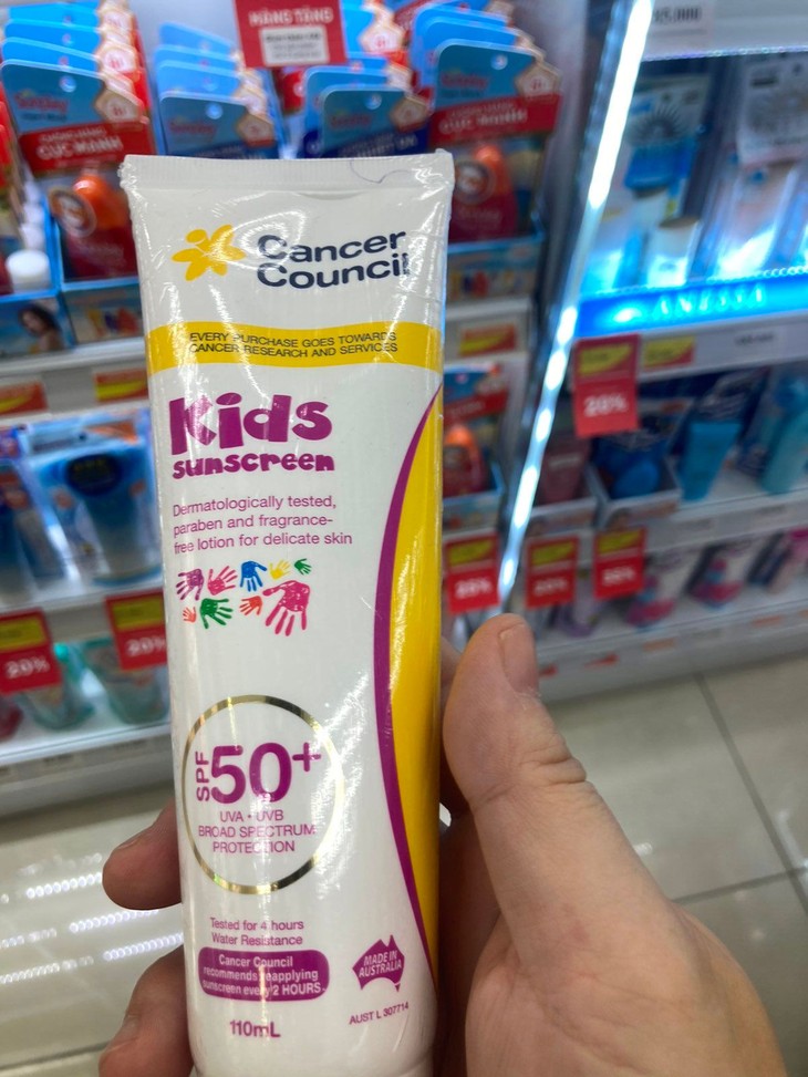 Kem chống nắng tốt nhất cho trẻ em nên có SPF ít nhất 30 - 50 và có dòng chữ trên bao bì “kids” hoặc “children”. kem-chong-nang-cho-tre-em.jpg