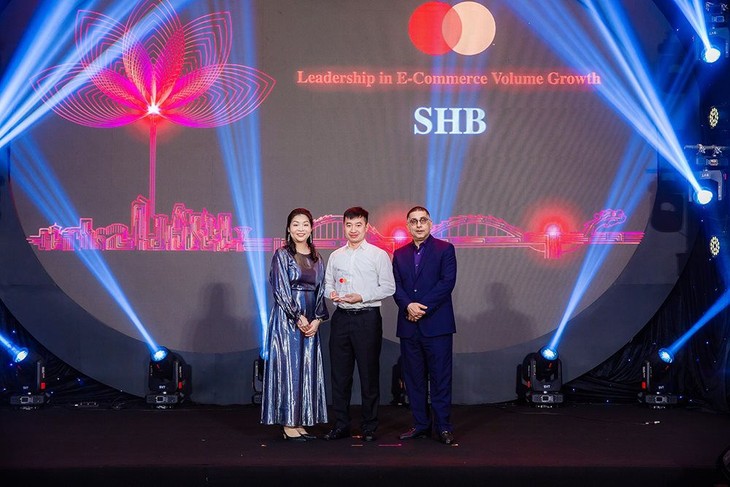 Ông Lê Thành Trung, Giám đốc Trung tâm Thẻ SHB (ở giữa) đại diện ngân hàng nhận giải thưởng “Ngân hàng có tốc độ tăng trưởng giao dịch thẻ thanh toán online tốt nhất năm 2021 của Mastercard Việt Nam”. ảnh 1 shb.jpg