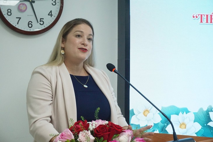 Bà Kate Bartlett chia sẻ, "phong ba bão táp không bằng ngữ pháp Việt Nam", cuốn sách này sẽ vô cùng hữu ích cho người nước ngoài học tiếng Việt. trao-sach-2.jpg