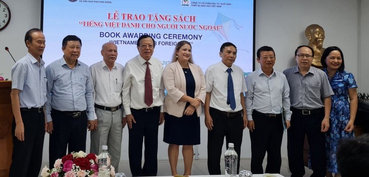 Các đại biểu chụp ảnh lưu niệm. trao-sach-4.jpg