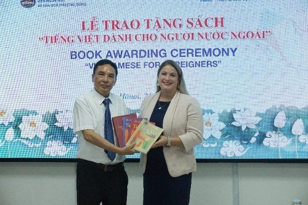 PGS.TS Nguyễn Hữu Đạt trao tặng sách cho Đại sứ quán Hoa Kỳ. trao-sach.jpg