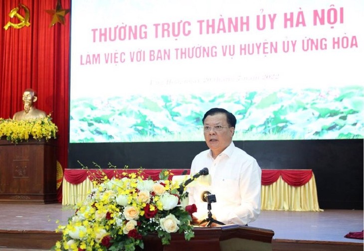 Bí thư Thành ủy Hà Nội Đinh Tiến Dũng phát biểu chỉ đạo, kết luận buổi làm việc. ung-hoa-3.jpeg