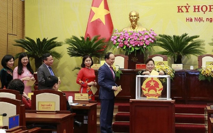 Việc miễn nhiệm, bãi nhiệm thành viên UBND bằng hình thức biểu quyết công khai hoặc bỏ phiếu kín. (Ảnh minh hoạ). bau-cu.jpg