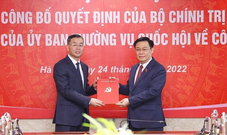 Chủ tịch Quốc hội Vương Đình Huệ dự hội nghị và trao quyết định cho ông Ngô Văn Tuấn. kiem-toan.jpg
