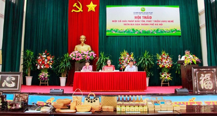 Hội thảo “Một số giải pháp bảo tồn, phát triển làng nghề trên địa bàn thành phố Hà Nội” thu hút sự tham gia của nhiều làng nghề, cơ quan quản lý nhà nước, chuyên gia... lang-nghe-1.jpg