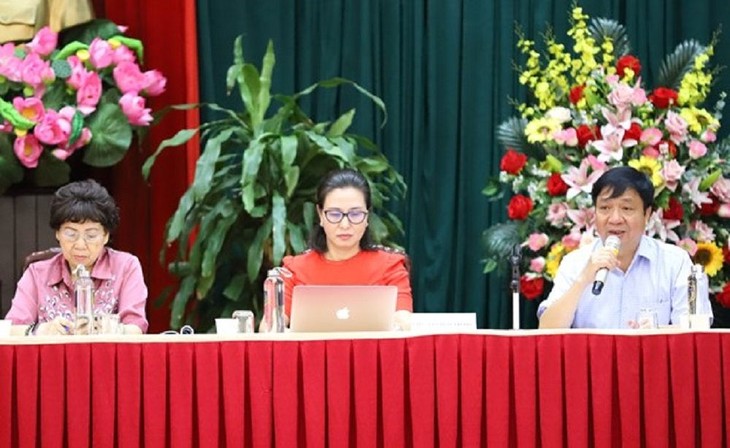 Đông đảo chuyên gia cho ý kiến về phát triển làng nghề Hà Nội. lang-nghe-2.jpg