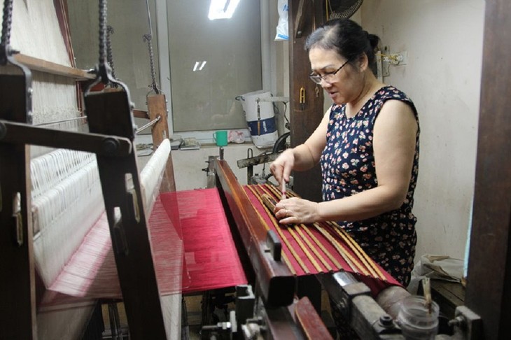 Làng nghề Vạn Phúc gặp nhiều khó khăn trong bảo tồn nghề truyền thống, nhiều người đã bỏ nghề, những người giữ nghề chủ yếu đã lớn tuổi. lang-nghe-3.jpg