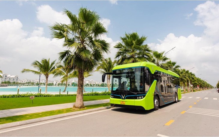 Xe bus điện VinFast tại các khu đô thị Vinhomes đã giúp cư dân thuận tiện di chuyển đồng thời lan toả lối sống xanh lành mạnh. Xe bus điện VinFast tại các khu đô thị Vinhomes đã giúp cư dân thuận tiện di chuyển đồng thời lan toả lối sống xanh lành mạnh.