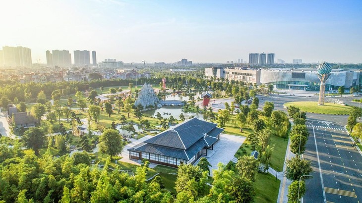 Không chỉ mang đến cho cư dân những không gian sống xanh và thông minh đẳng cấp, Vinhomes còn tích cực đóng góp vào quá trình kiến tạo tương lai xanh bền vững tại Việt Nam. Không chỉ mang đến cho cư dân những không gian sống xanh và thông minh đẳng cấp, Vinhomes còn tích cực đóng góp vào quá trình kiến tạo tương lai xanh bền vững tại Việt Nam.